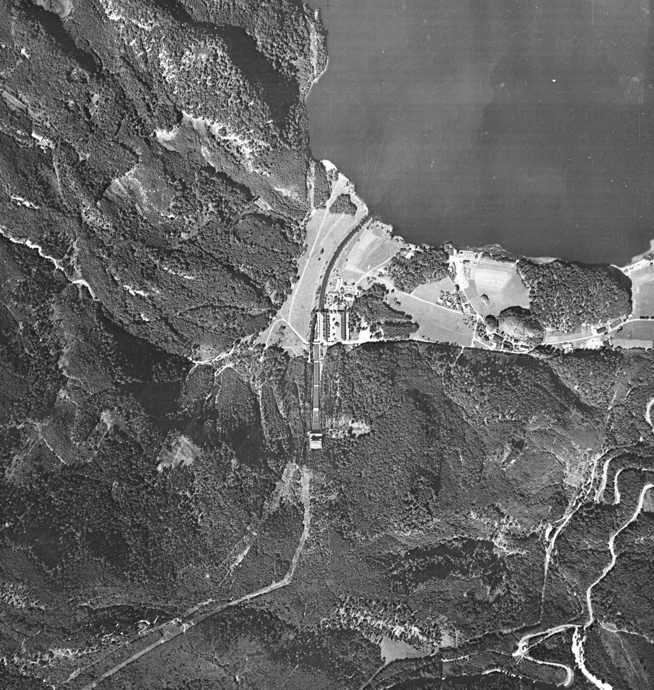 schwarz/weiße Luftbildaufnahme mit Kraftwerk am Walchensee