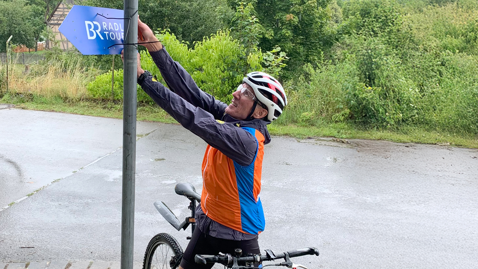 Eine wichtige Aufgabe: Abschildern Ein Mitarbeiter des LDBV entfernt den BR-Radltour-Wegweiser von einer Laterne